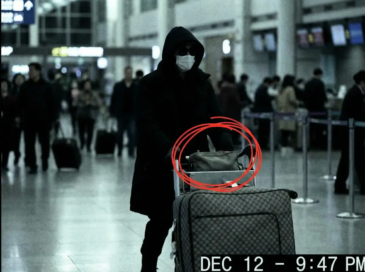 五一吃瓜网 机场偷拍 - 神秘礼物袋引发猜测